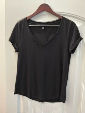 White House Black Market Black V-Neck Short Sleeve Tee, Size XS